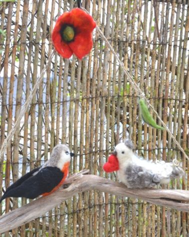 Mobile oiseaux laine feutrée sur bois flotté