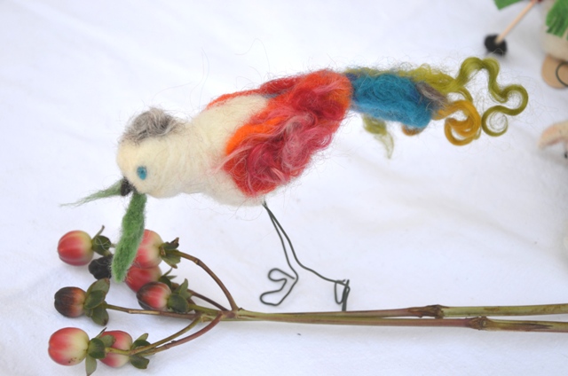 Oiseau multicolore avec branchage