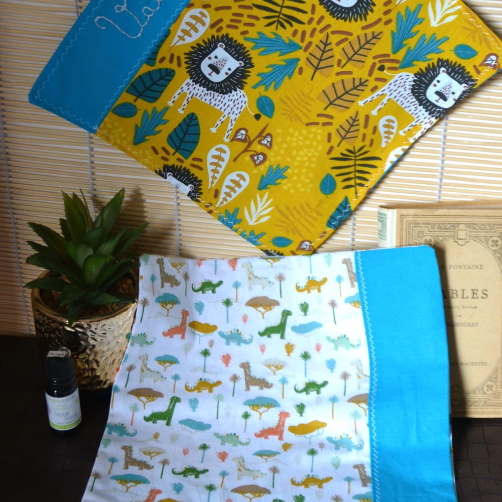 Serviette de table Bicolore –  prénom brodé – les petits dinosaures
