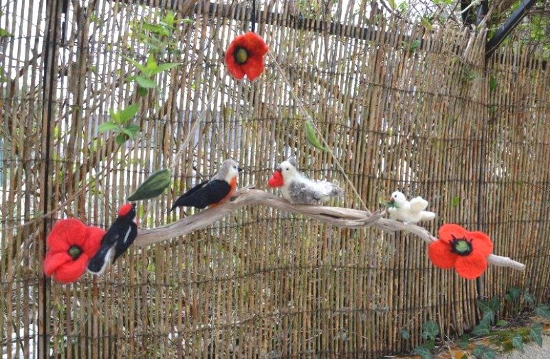 Mobile oiseaux coquelicots laine et bois flotté Commande personnalisée