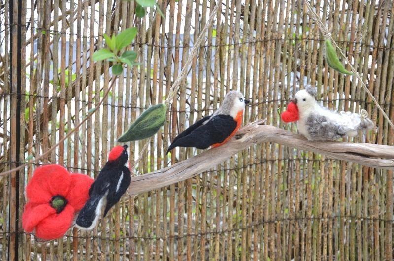 Mobile oiseaux coquelicots laine et bois flotté Commande personnalisée – Image 2