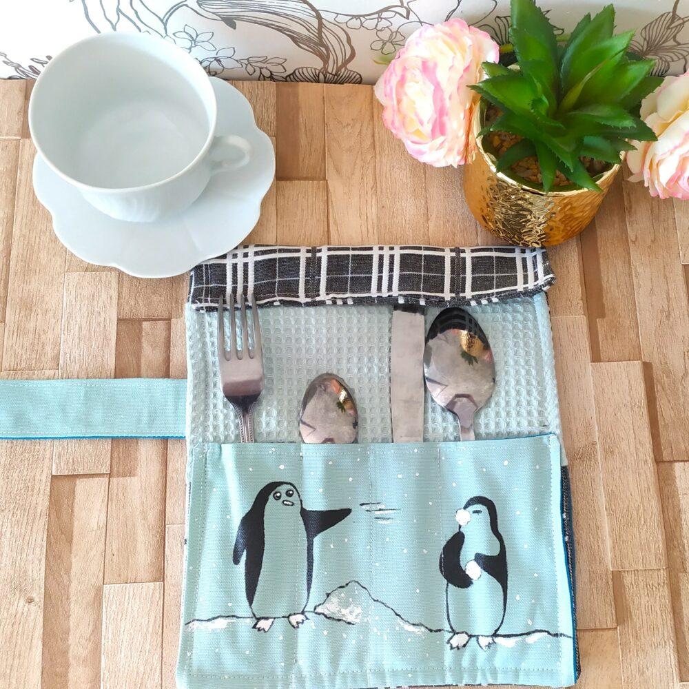 Pochette à couverts artisanale personnalisée motif pingouins d'après dessin fait main à Brive Boutique Gavroche Label Origine Corrèze. cretonne