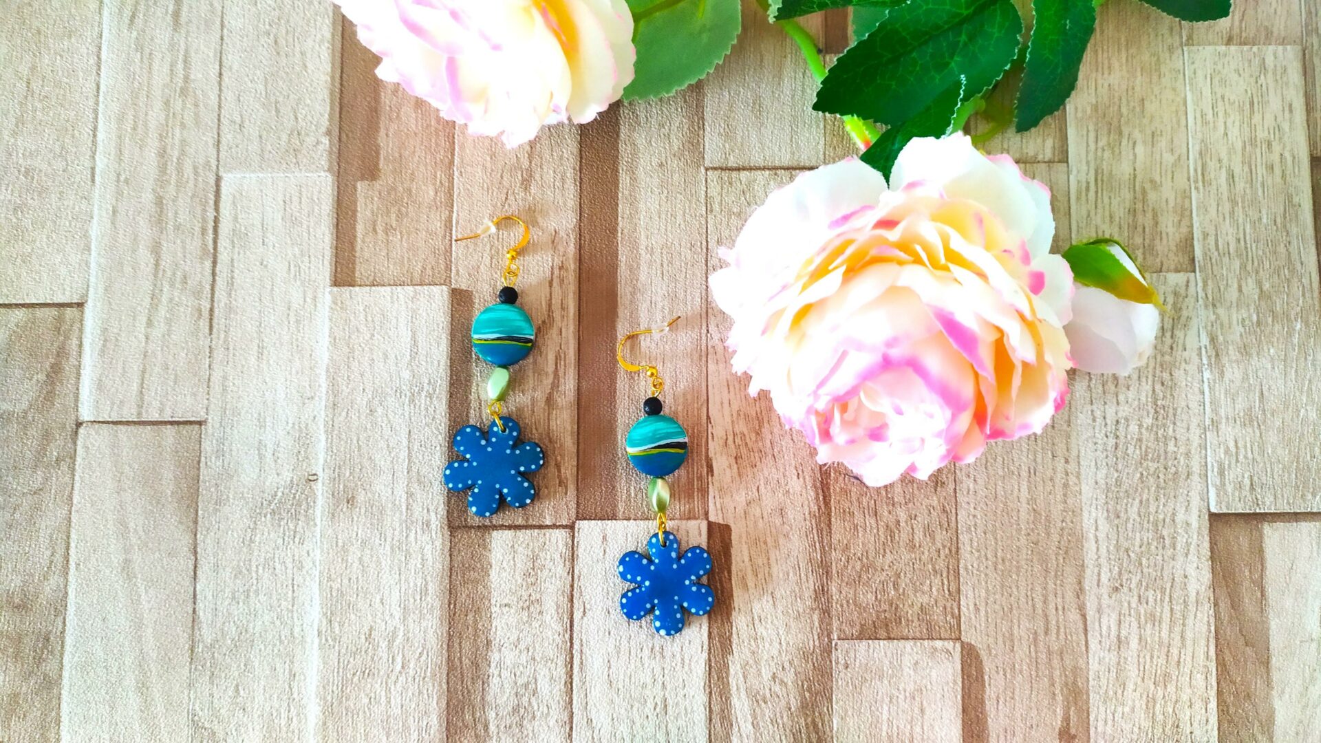Boucles d'oreilles Fleurs bleues – Image 6