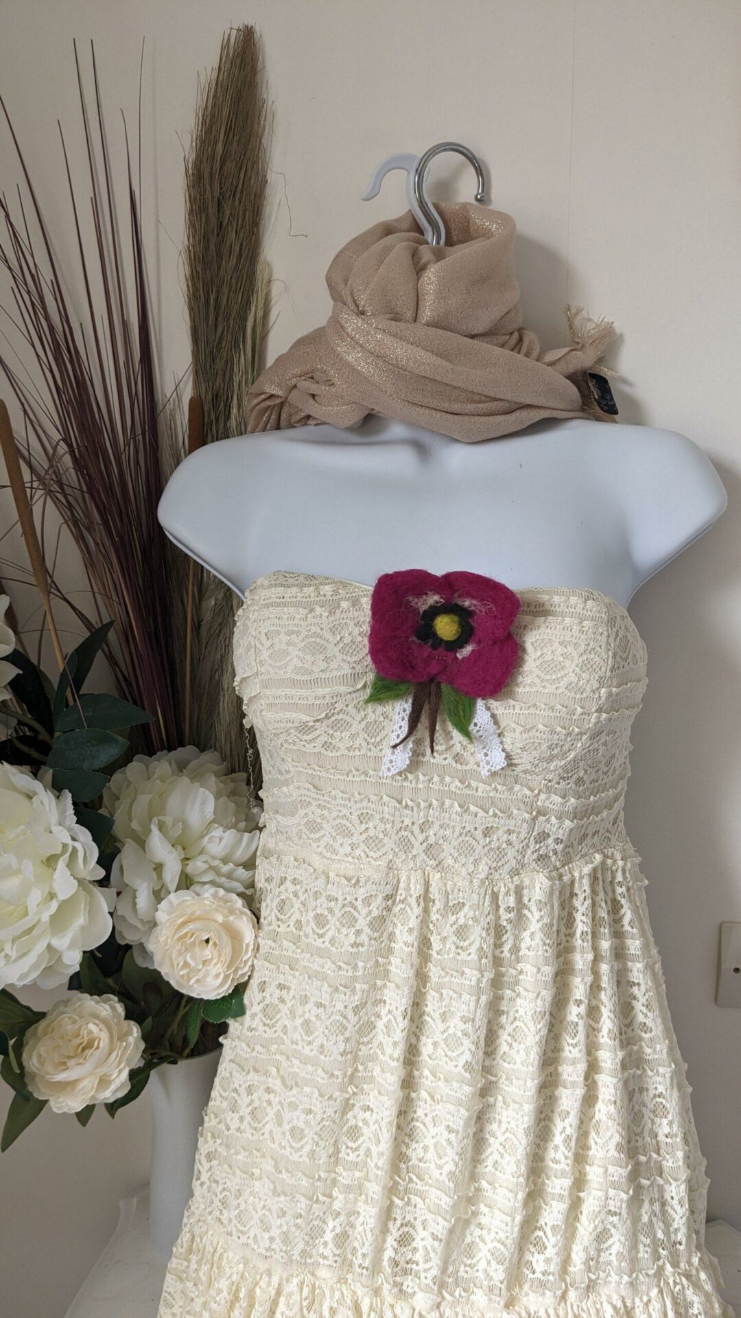 Broche fleur feutrée ornée de dentelle fine – Image 3