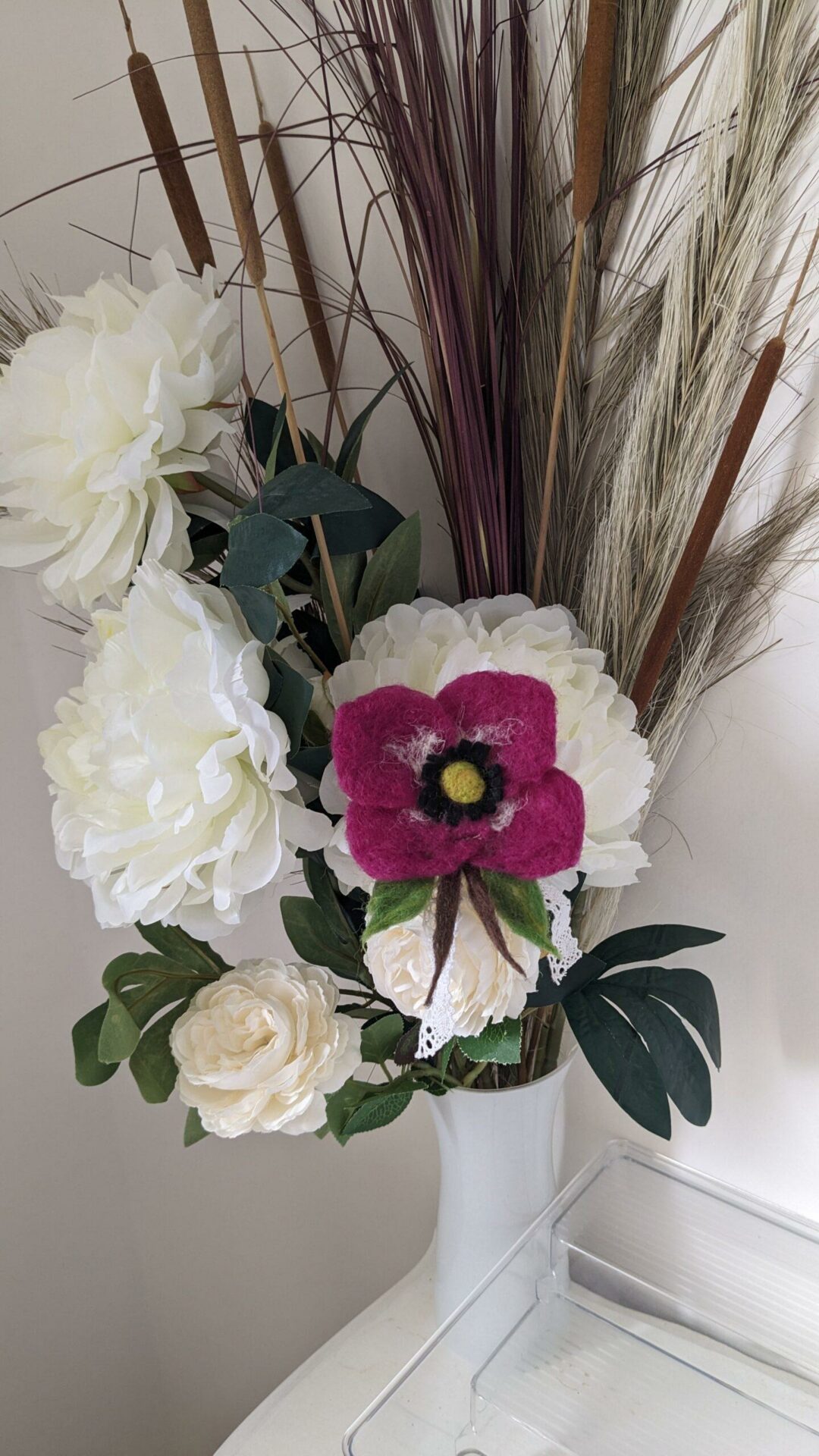 Broche fleur feutrée ornée de dentelle fine – Image 6