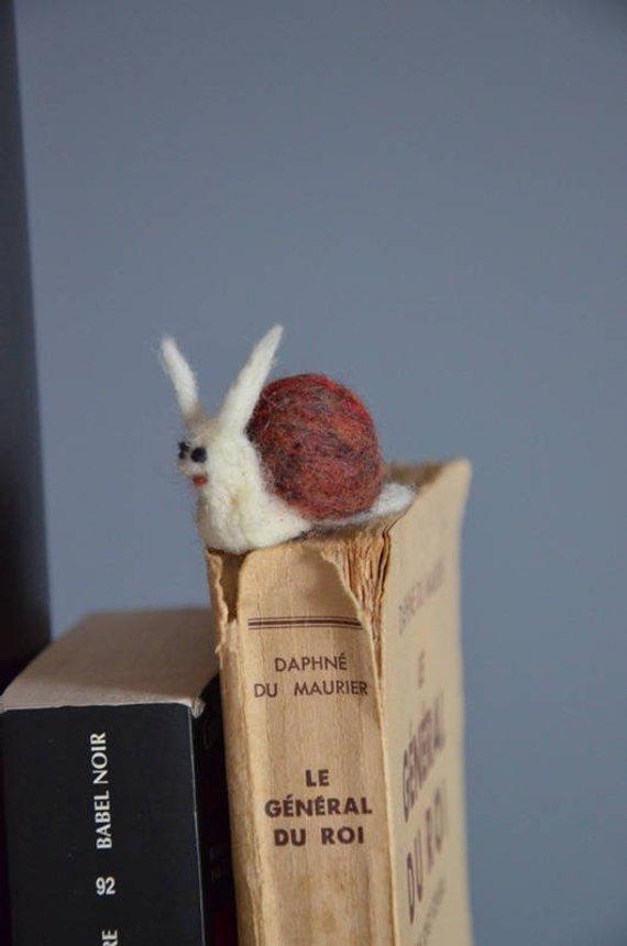 Escargot en laine feutrée à l'aiguille sculpture miniature unique lot de deux fait main à Brive Boutique Gavroche Label Origine Corrèze.