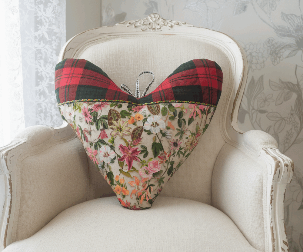 Coussin COEUR - pièce unique en cretonne (frais de port offert)