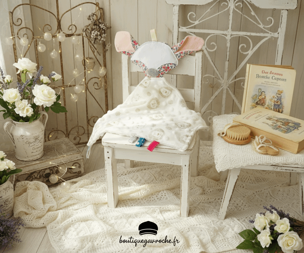 : Doudou plat personnalisé lion pour bébé en minky et bambou fait main à Brive Boutique Gavroche Label Origine Corrèze.