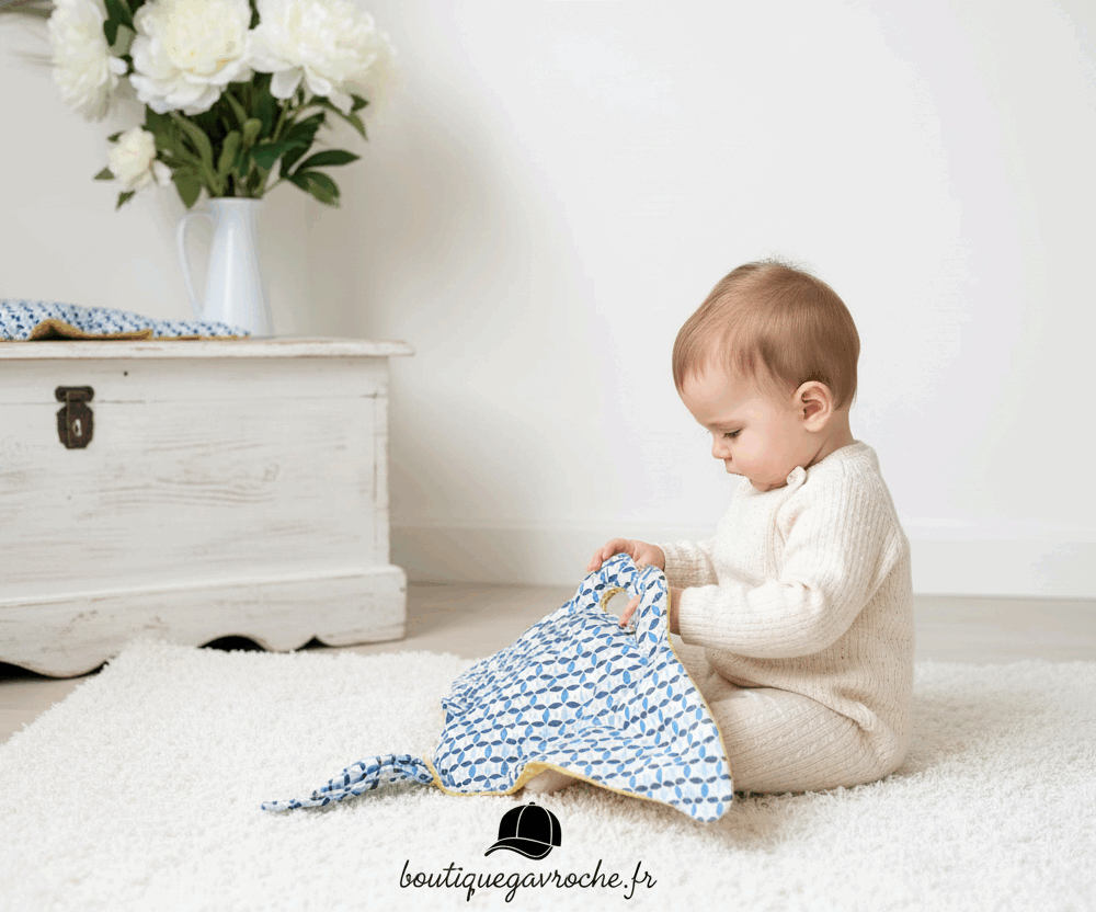 Doudou raie manta personnalisé réversible bleu et jaune minky fait main à Brive Boutique Gavroche Label Origine Corrèze.
