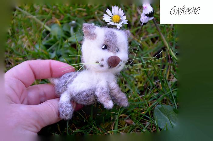 Petit chat en laine feutrée