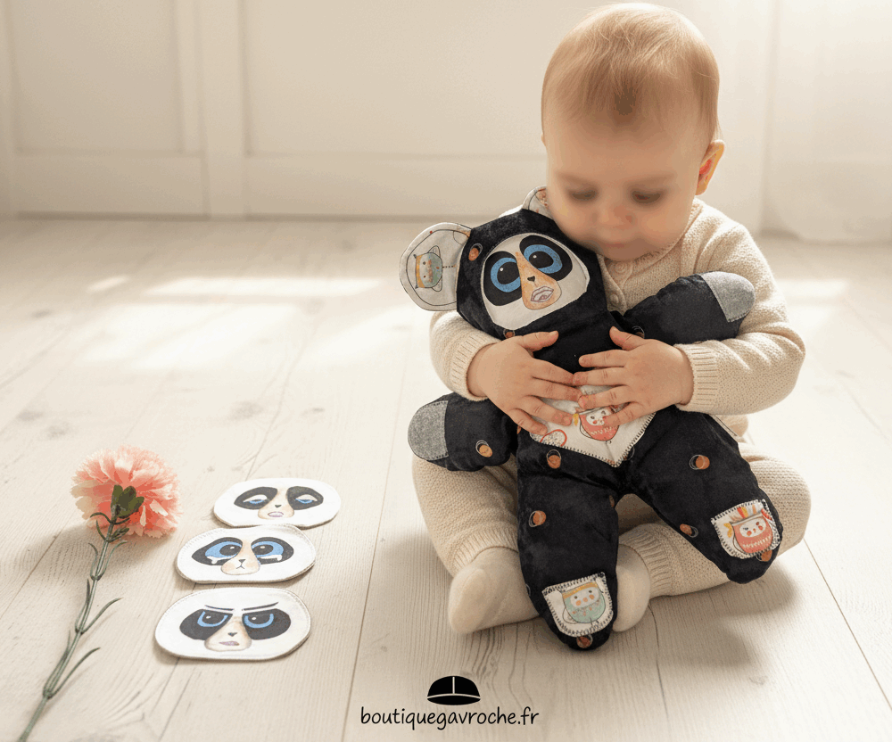 Doudou émotions Montessori Pandinou avec 4 visages interchangeables peints à la main Boutique Gavroche Brive Label Origine Corrèze.