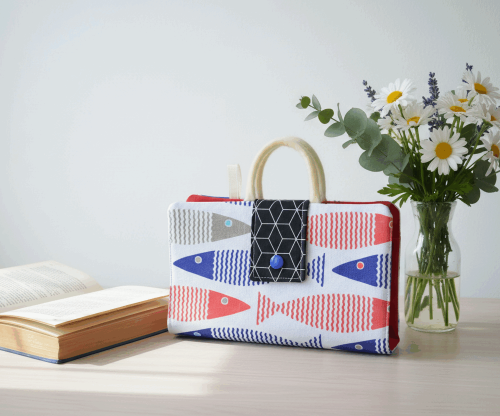 Sac à livre artisanal motif poissons rouge cretonne avec marque-page poisson laine feutrée fait main à Brive Label Origine Corrèze.