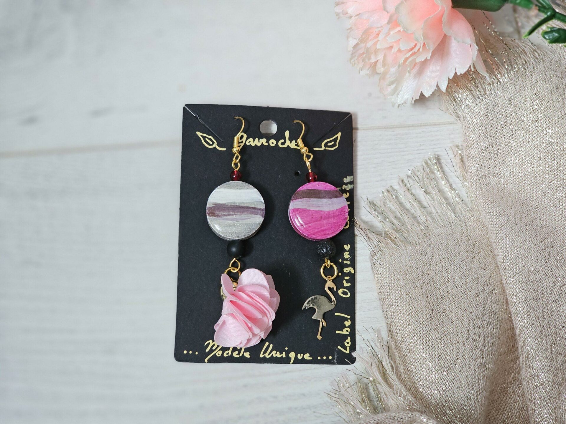 Boucles d'oreille asymétriques CAMARGUE, flamand rose – Image 2
