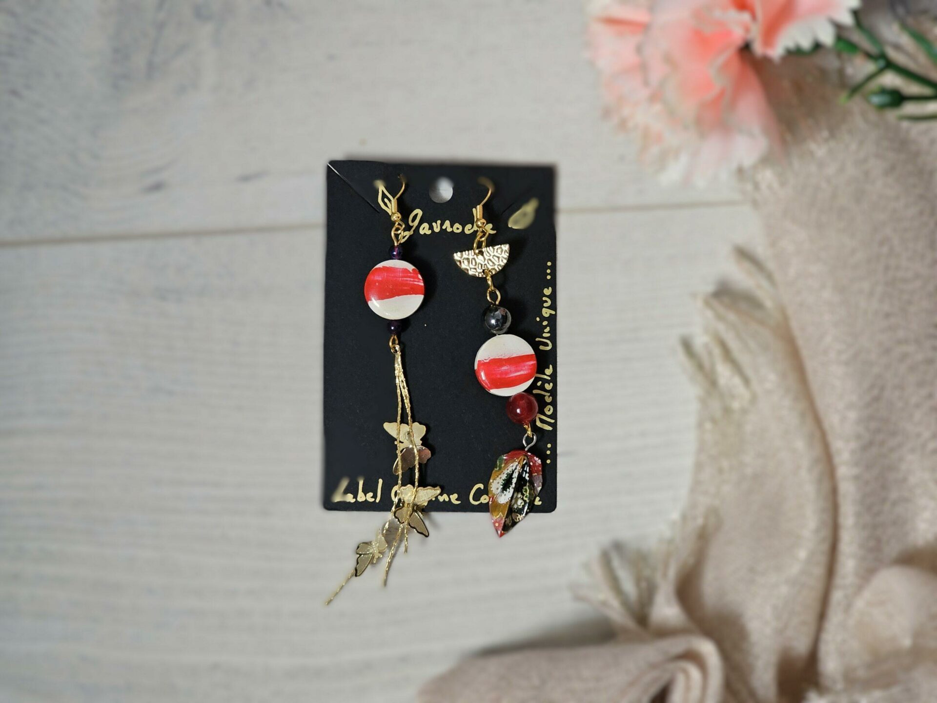 Boucles d'Oreilles Asymétriques "MARIPOSA", papillons et feuille – Image 2