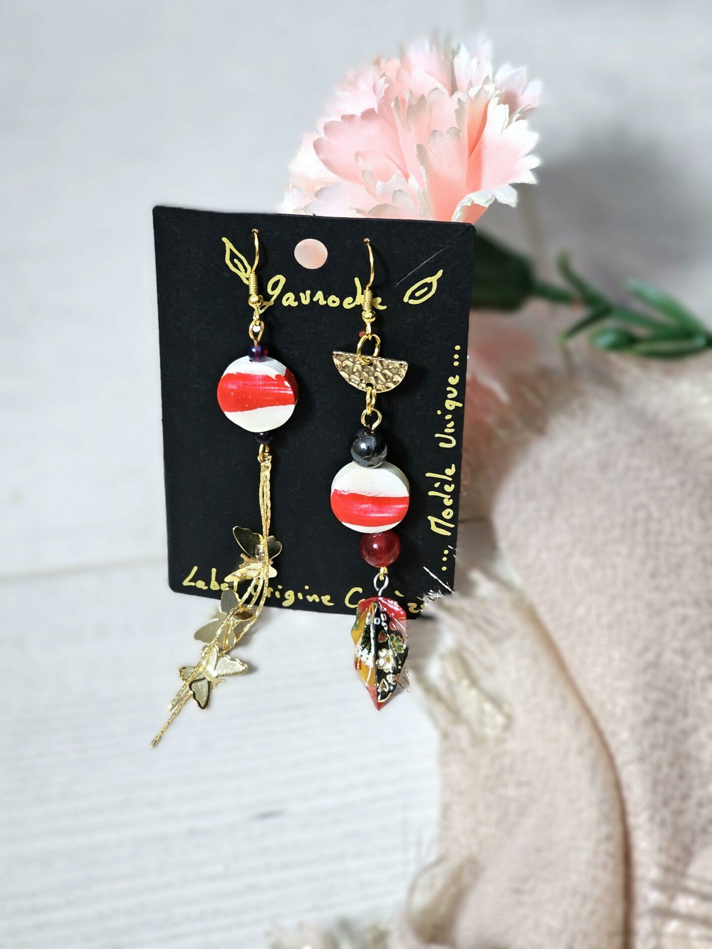 Boucles d'Oreilles Asymétriques "MARIPOSA", papillons et feuille – Image 3