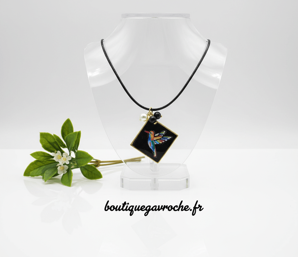 Collier colibri artisanal miniature peint à la main bijoux unique Boutique Gavroche Brive Label Origine Corrèze.