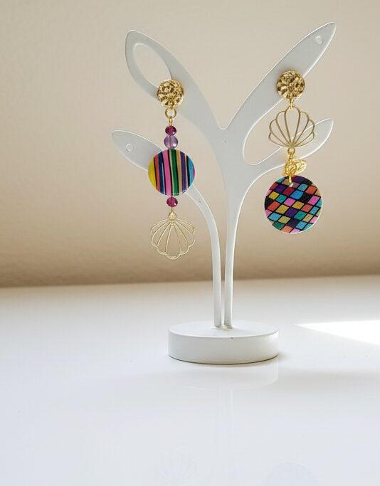 Boucles d'oreilles asymétriques POP colorée uniques de boutiquegvroche, noces de bois