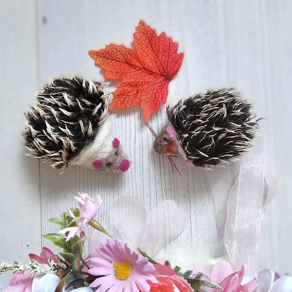 Lot de deux hérissons en laine pour noces de mariage 7 ans et aquarelle personnalisée offerte